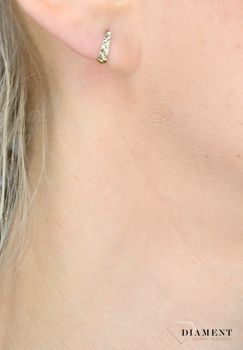 Złote kolczyki dla dziewczynki grawerowane 0,8 cm KL 5188 333 💎 Złote kolczyki dla dziewczynki z grawerowanym wzorem (4).JPG